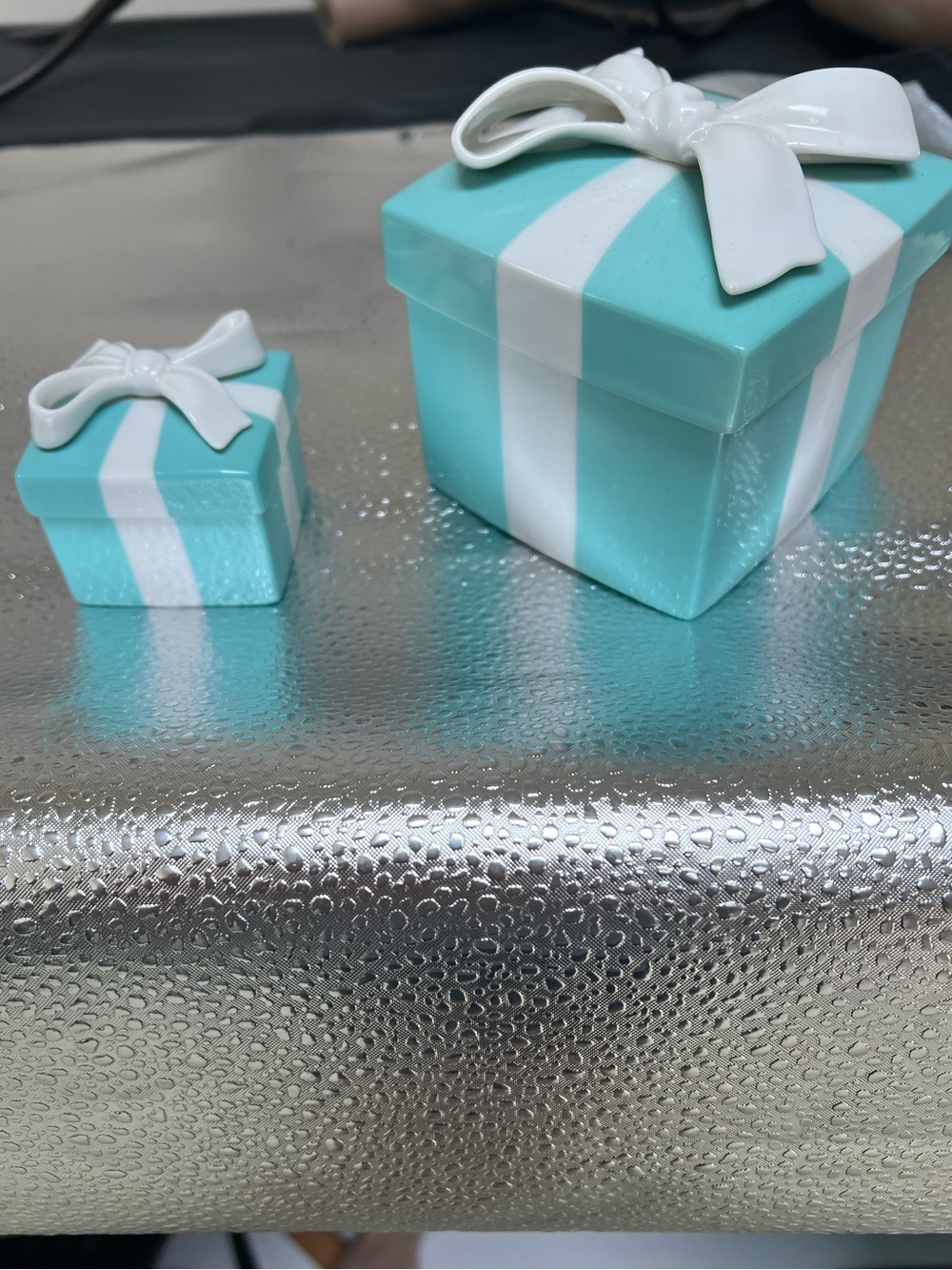 Tiffany & Co. Blue and White Ceramic Gift Box Trinket - Picture 4 of 4